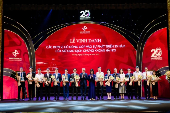 PVChem vinh dự được HNX vinh danh tại Lễ kỷ niệm 20 năm thành lập Sở giao dịch Chứng khoán Hà Nội
